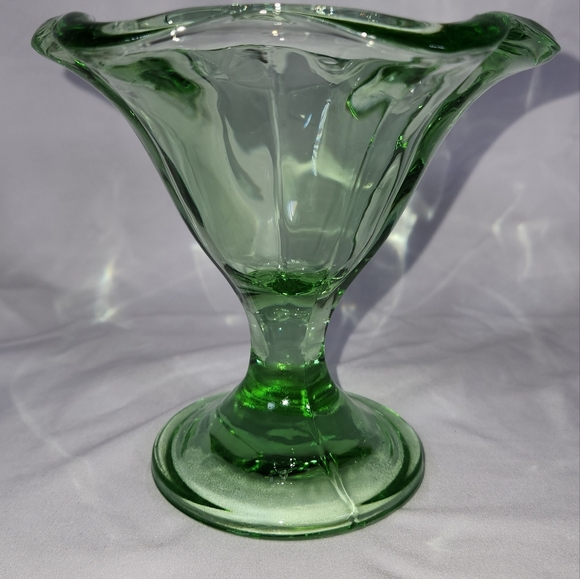 Set of 4 Vintage Coloured Glass Sundae Parfaits. - Picture 5 of 13